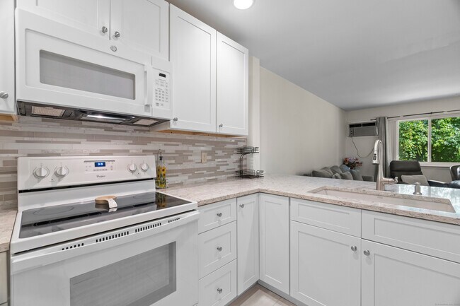 Building Photo - 8 Rose Ln