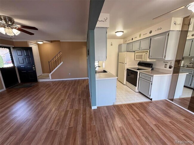 Building Photo - 15894 Cambridge Dr