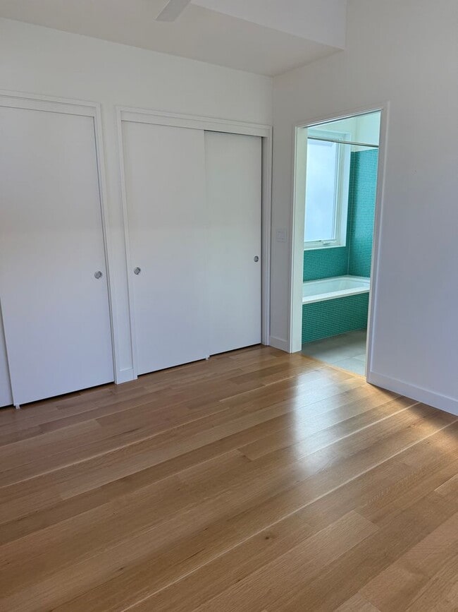 Building Photo - Silver Maple Stunning