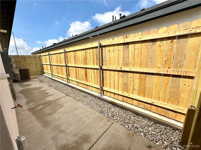 Building Photo - 11 Selena St