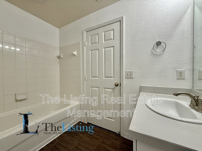 Building Photo - 18001 Richmond Pl Dr