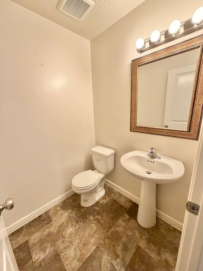 Building Photo - Town home in Little Valley Area. End Unit!!