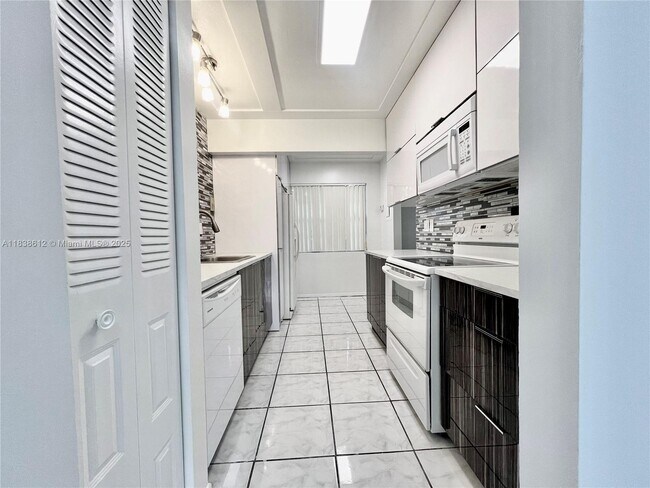 Building Photo - 8450 Lagos De Campo Blvd