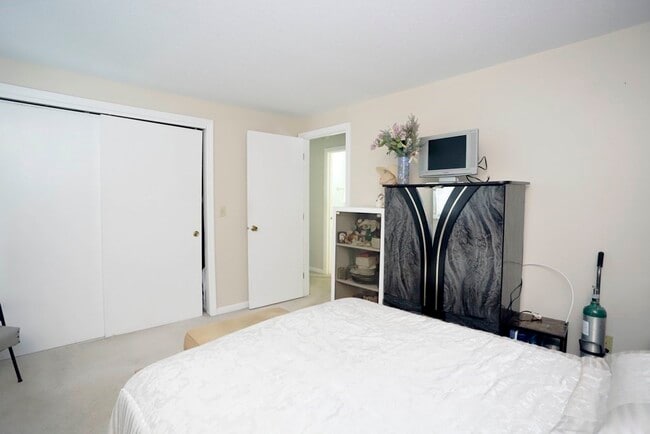 Building Photo - 1261 Church St