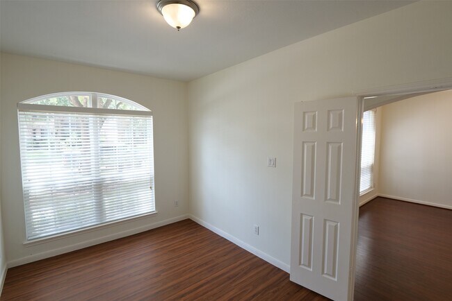 Building Photo - 6119 Lakenshire Falls Ln