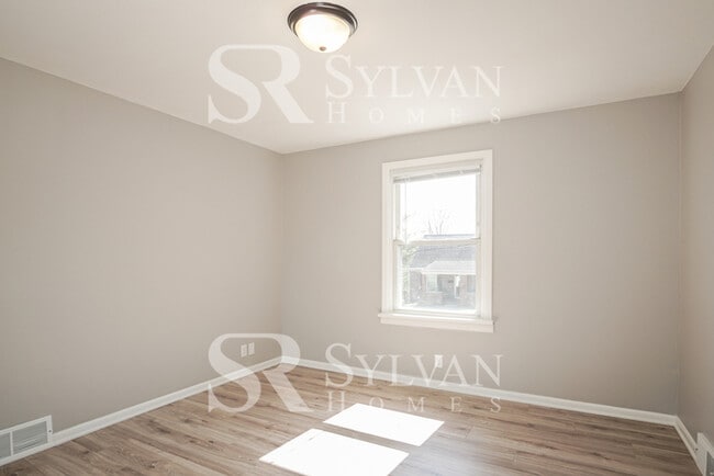 Building Photo - This home exudes a cheerful and welcoming charm!