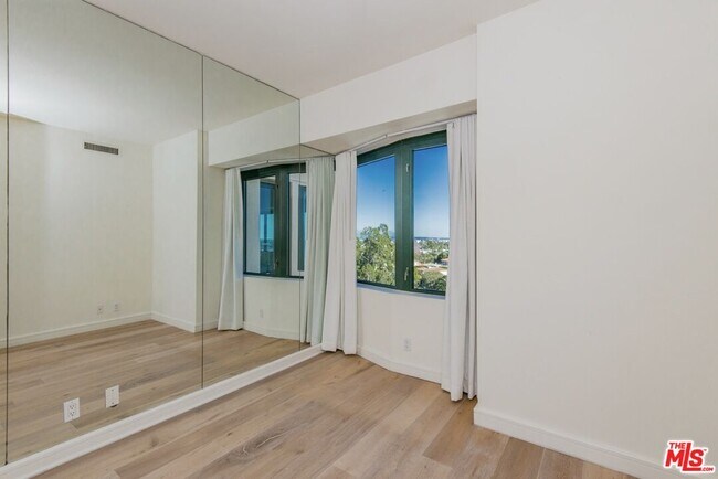 Building Photo - 10520 Wilshire Blvd