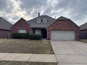 Building Photo - Welcome to this stunning 3-bedroom, 2-bathroom home located in the desirable Broken Arrow, OK.