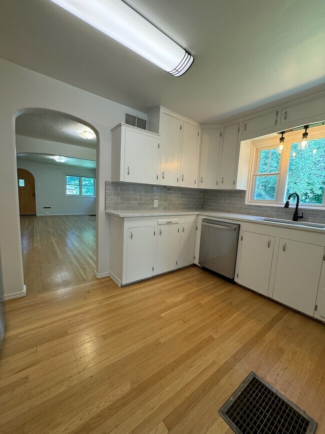 Building Photo - 978 E 5th Ave