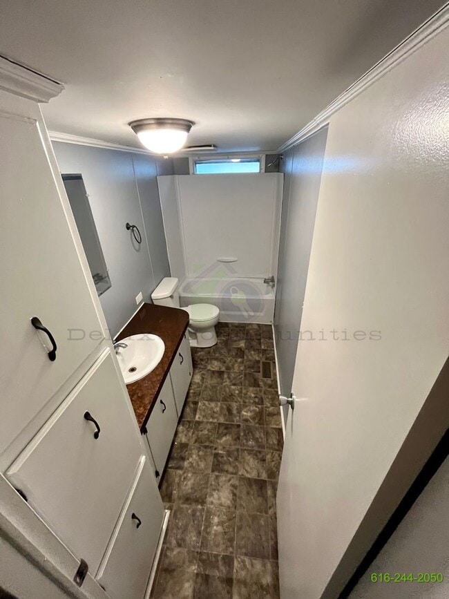 Building Photo - 3 Bedroom Mobile Home! Available NOW! Midd...