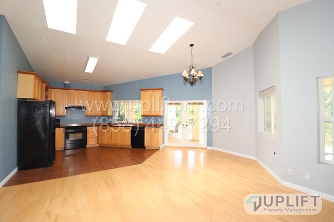 Building Photo - 3 Bed, 2 Bath House w/ 2-Car Garage, Central HVAC, Very Private