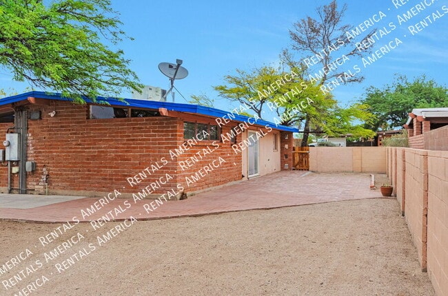 Building Photo - 7002 E Kirkland Dr