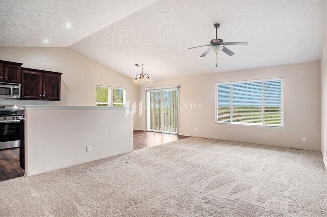 Building Photo - Ranch Townhome in Shadow View