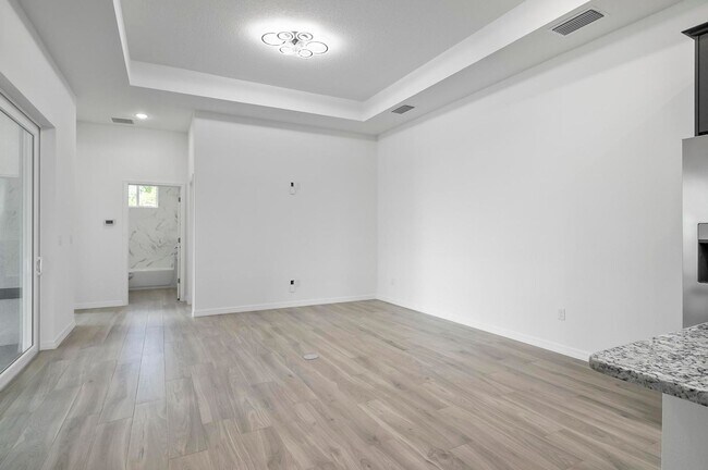 Building Photo - 31 Louvet Ln