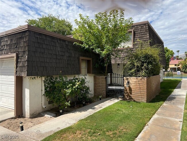 Building Photo - 2963 Pinehurst Dr