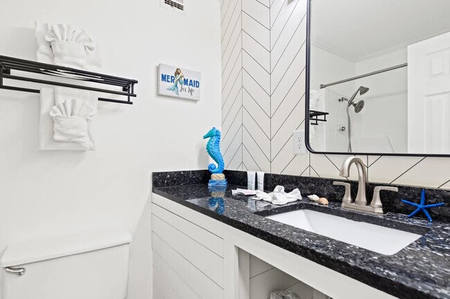 Building Photo - 8817 S Thomas Dr