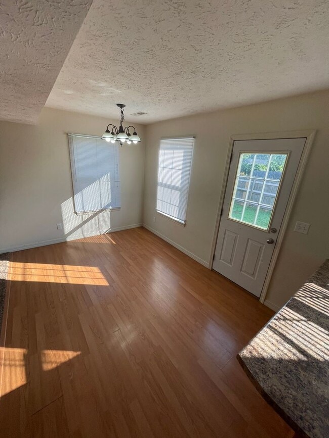 Building Photo - Spacious 3 bedroom, 2.5 bathroom Duplex