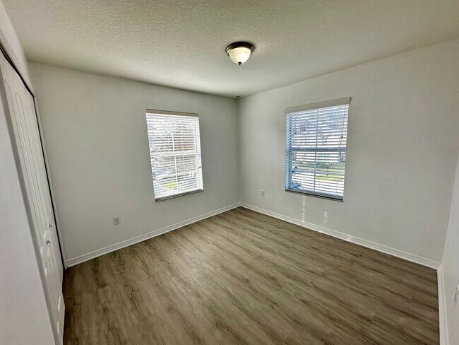 Building Photo - Beautiful and updated 3 bedroom 2.5 bathro...
