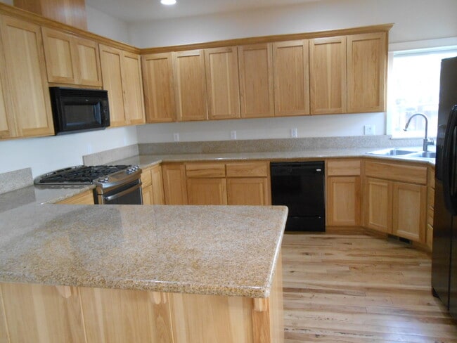 Building Photo - 1056 NE Parkview Ct