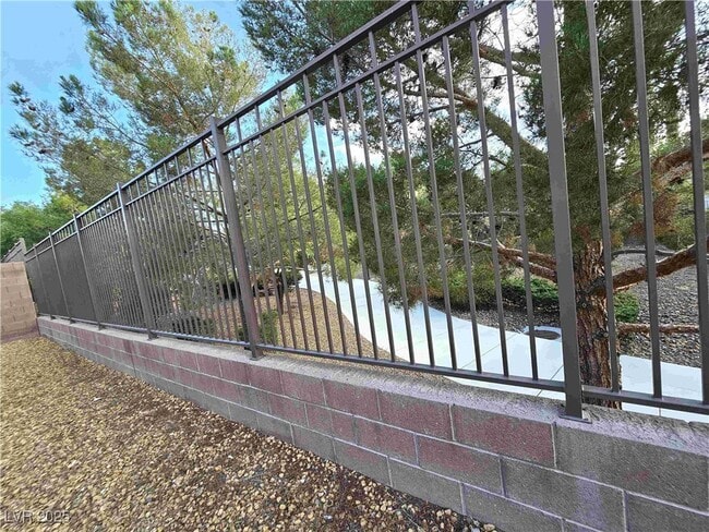 Building Photo - 2553 Chateau Clermont St