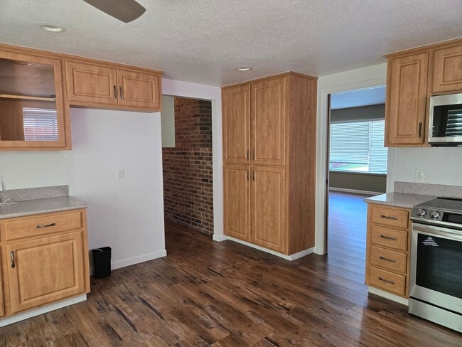 Building Photo - Charming 3BD/2BA Home in Quiet Cul-De-Sac with Solar & Included Landscaping