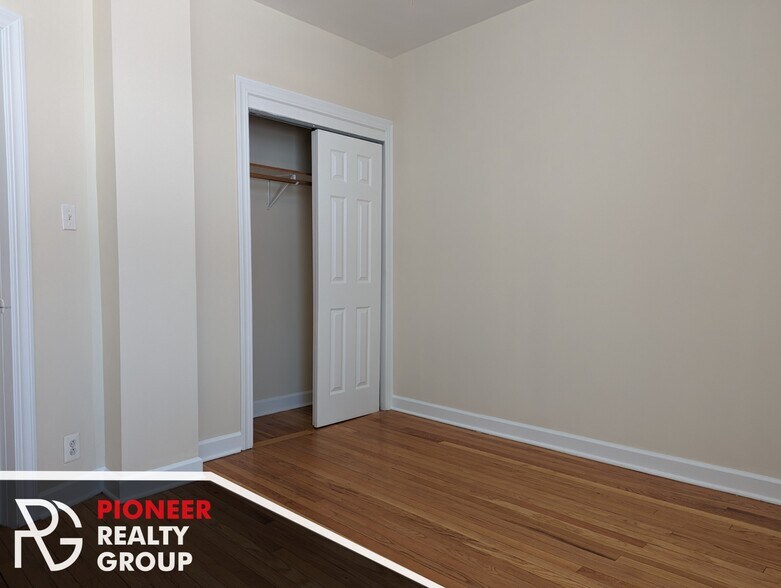 Building Photo - 533 W Aldine Ave