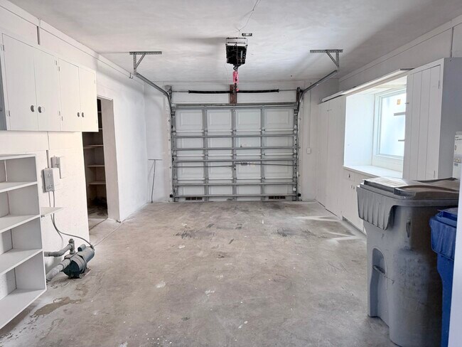 Building Photo - 231 NE 16th Ave