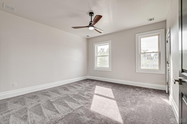 Building Photo - 324 Main St