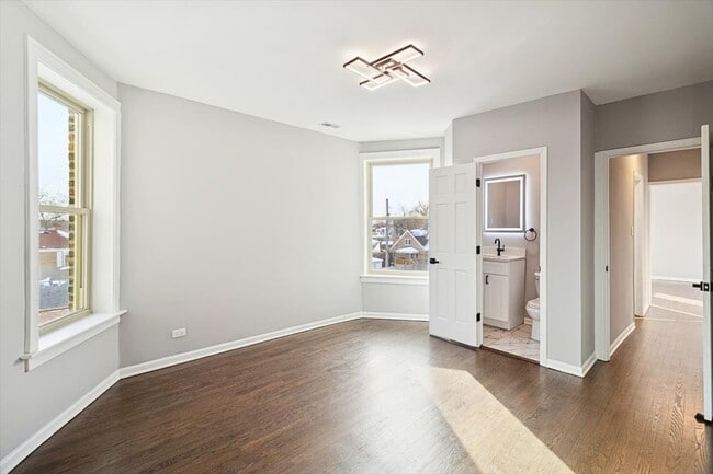 Building Photo - 6224 N Albany Ave