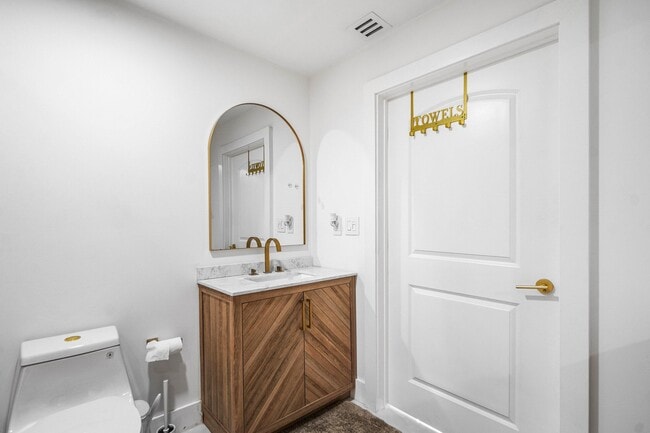 Building Photo - 403 S 13th Ct