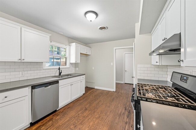 Building Photo - 1224 N San Jacinto St