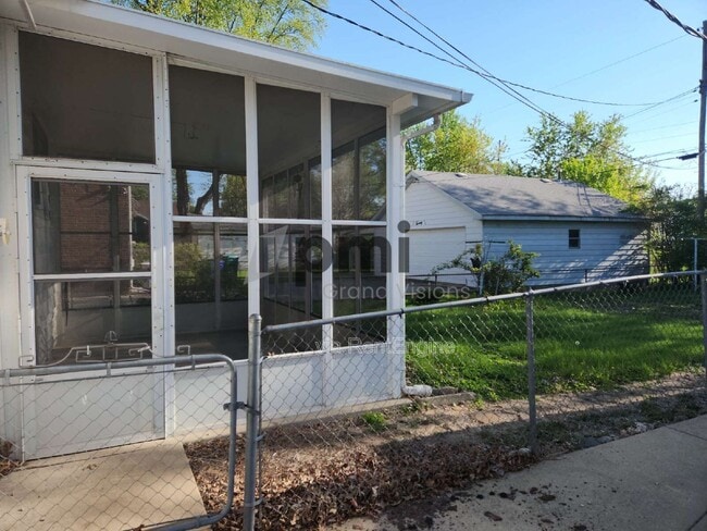 Building Photo - 18 East Dr