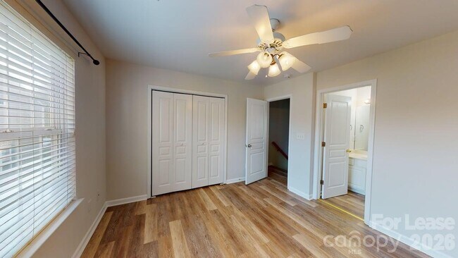 Building Photo - 5545 Seths Dr