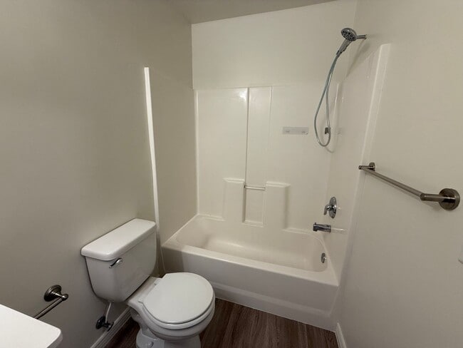 Building Photo - Remodeled Bluffview Townhome
