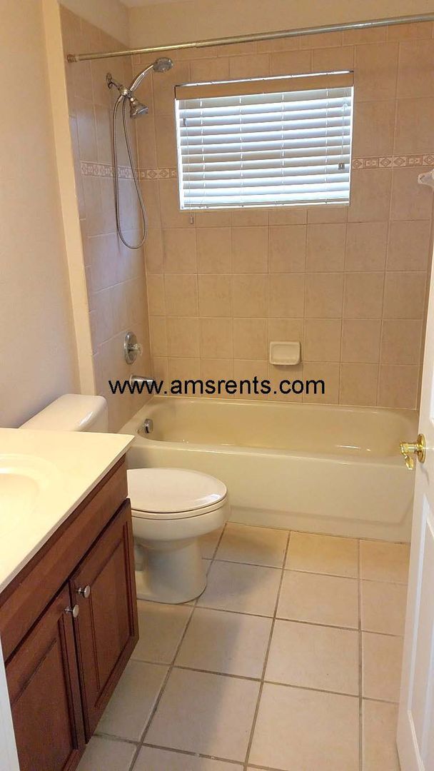 Building Photo - Spacious 5 bedroom home in Hunter Creek