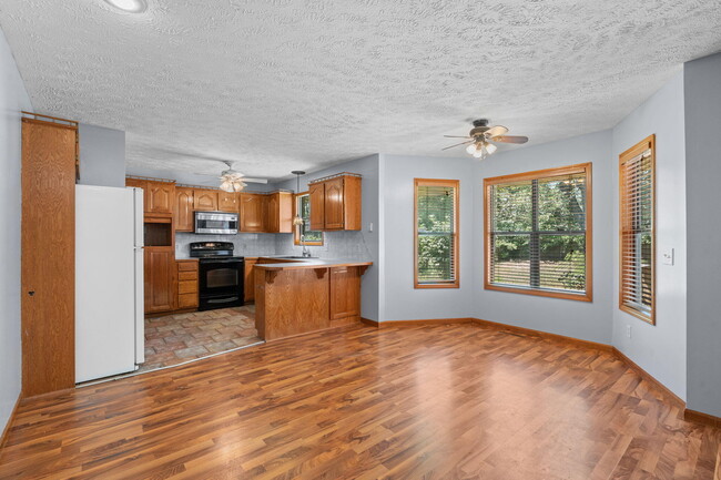Building Photo - 303 S Suburban Ave