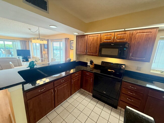 Building Photo - 2 bed 2 bath Turnkey Yearly Rental – Water...