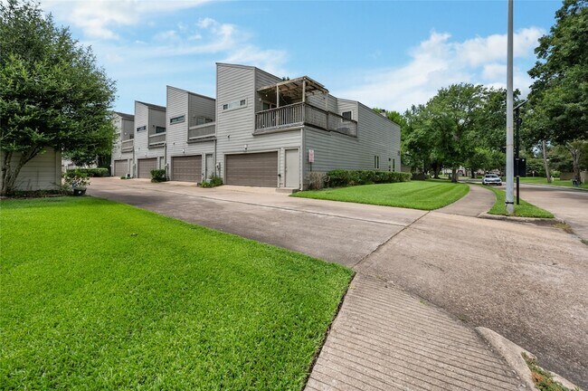 Building Photo - 11709 Lakeside Pl Dr