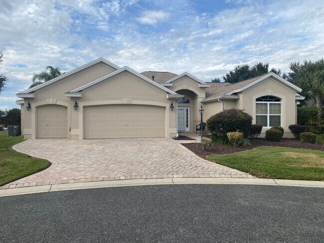Primary Photo - SEASONAL or ANNUAL LEASE. Large 4 Bed + 4 ...