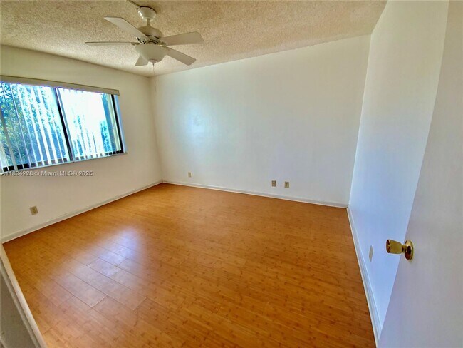 Building Photo - 417 Lakeview Dr