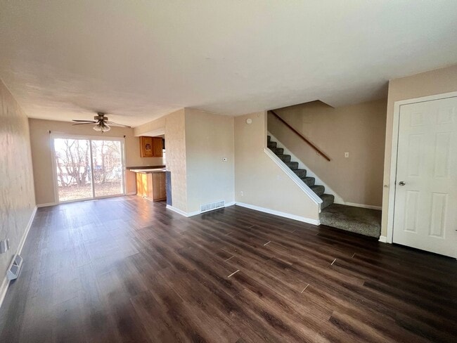 Building Photo - 2 Bedroom Duplex in Davenport