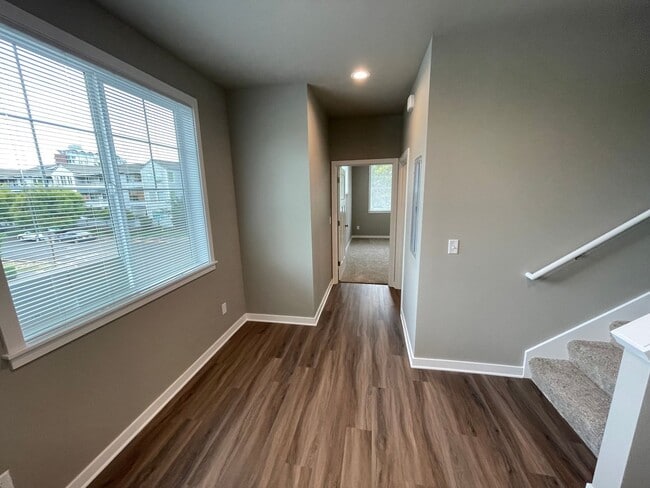 Building Photo - NEW 4 Bedroom / 4.5 Bath Duplex. A/C in every bedroom