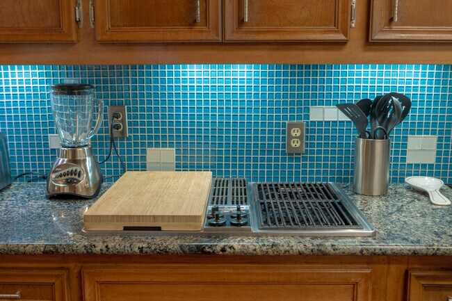 Building Photo - 9900 La Jolla Dr