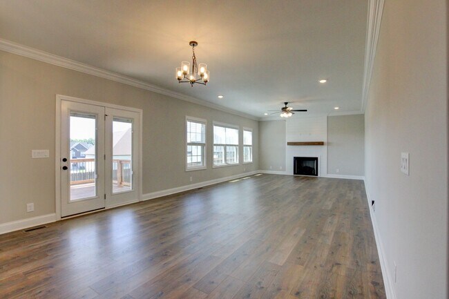 Building Photo - HUGE house in Farmington