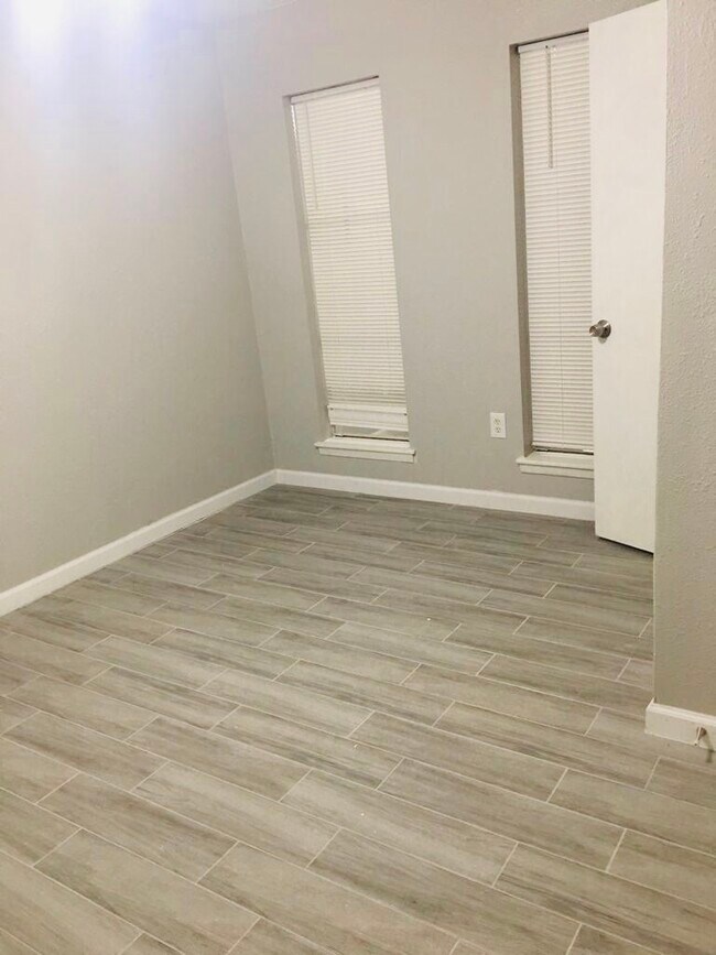 Building Photo - 513 Cypress Dr
