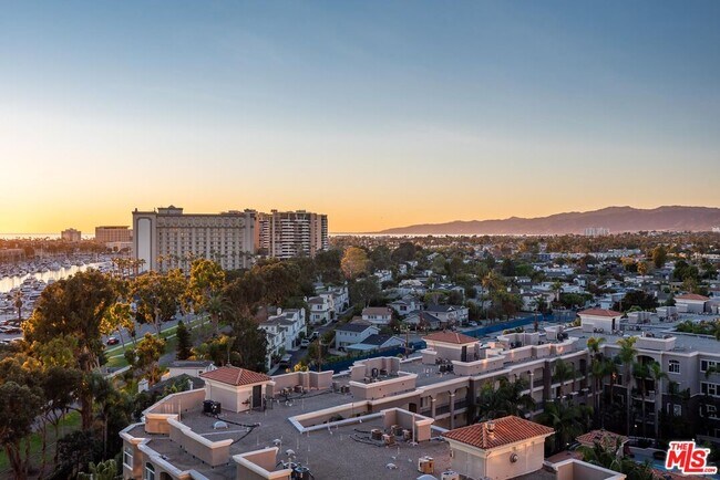 Building Photo - 13700 Marina Pointe Dr