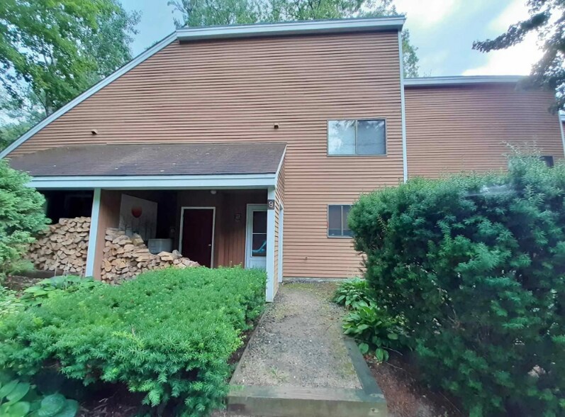 Building Photo - 12 Streamside Rd