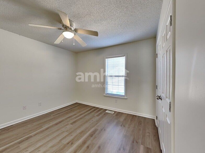 Building Photo - 135 Kentucky Derby Dr