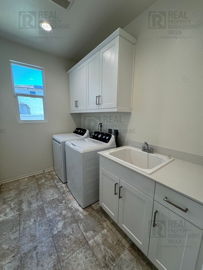 Building Photo - Single-Story Comfort & Style in Prime Heme...