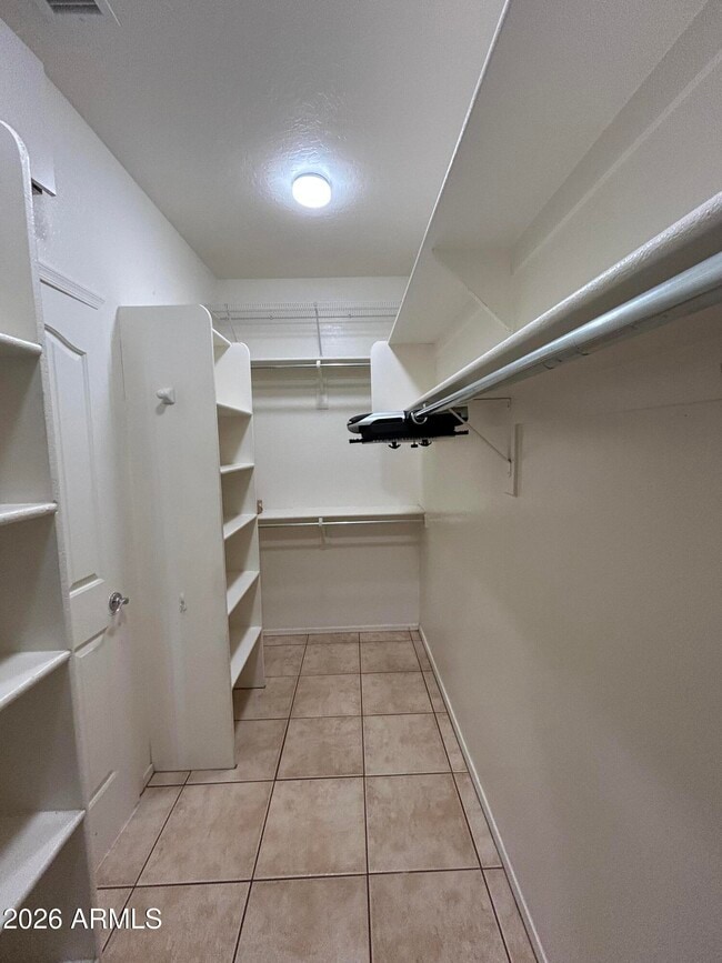 Building Photo - 2111 E Yellowstone Pl